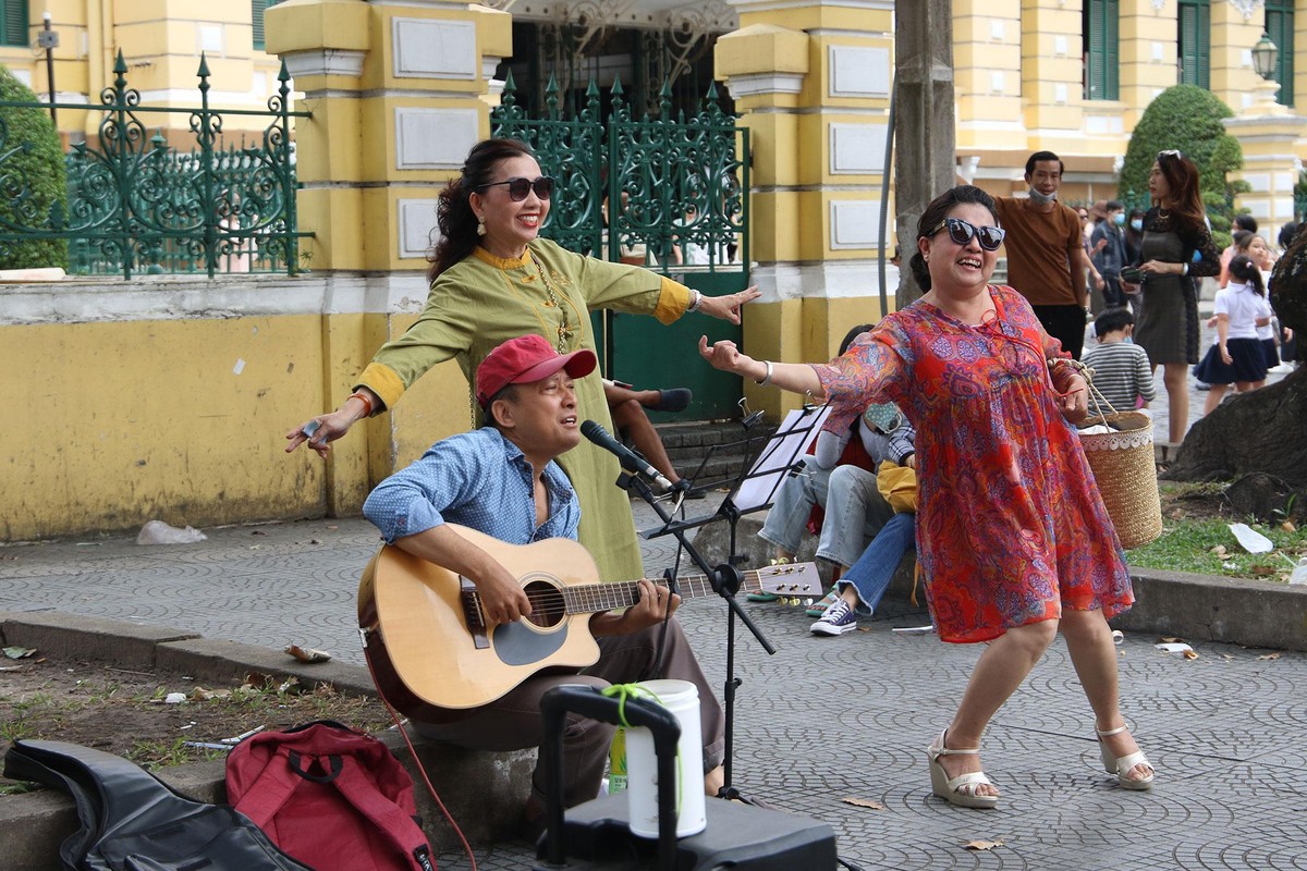 Nghệ sỹ đường phố cất lên tiếng hát Sài Gòn đẹp lắm, Sài Gòn ơi,Sài Gòn ơi làm du khách hứng thú. Nghệ sỹ đường phố cất lên tiếng hát Sài Gòn đẹp lắm, Sài Gòn ơi,Sài Gòn ơi làm du khách hứng thú.