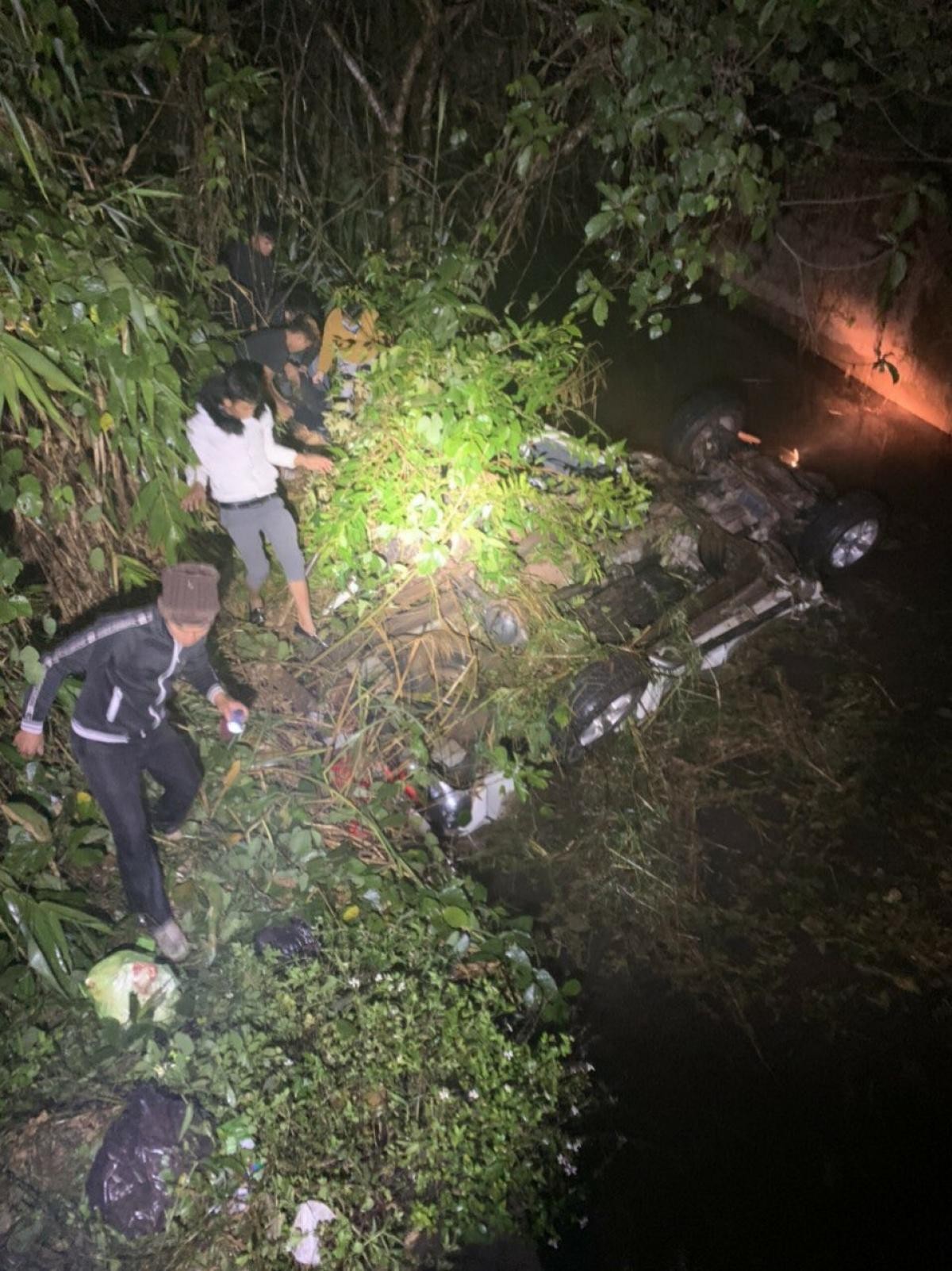 Hiện trường vụ tai nạn trên QL18 (đoạn qua xã Đường Hoa, huyện Hải Hà, tỉnh Quảng Ninh). Hiện trường vụ tai nạn trên QL18 (đoạn qua xã Đường Hoa, huyện Hải Hà, tỉnh Quảng Ninh).