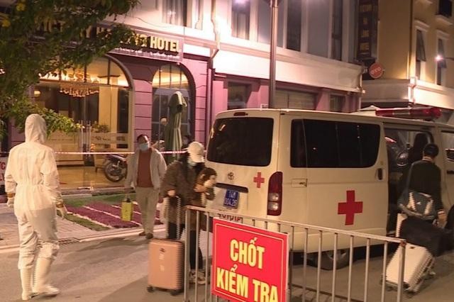 Phong tỏa và thực hiện các biện pháp phòng dịch tại khách sạn của gia đình nơi F0 cư trú (phường Bãi Cháy). Ảnh: Truyền hình Hạ Long.