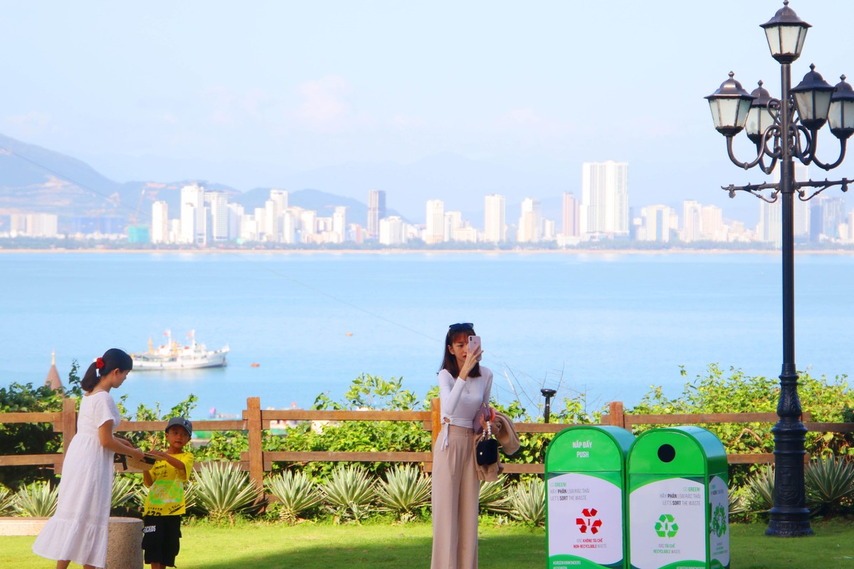 Du khách trẻ đến Nha Trang. Du khách trẻ đến Nha Trang.