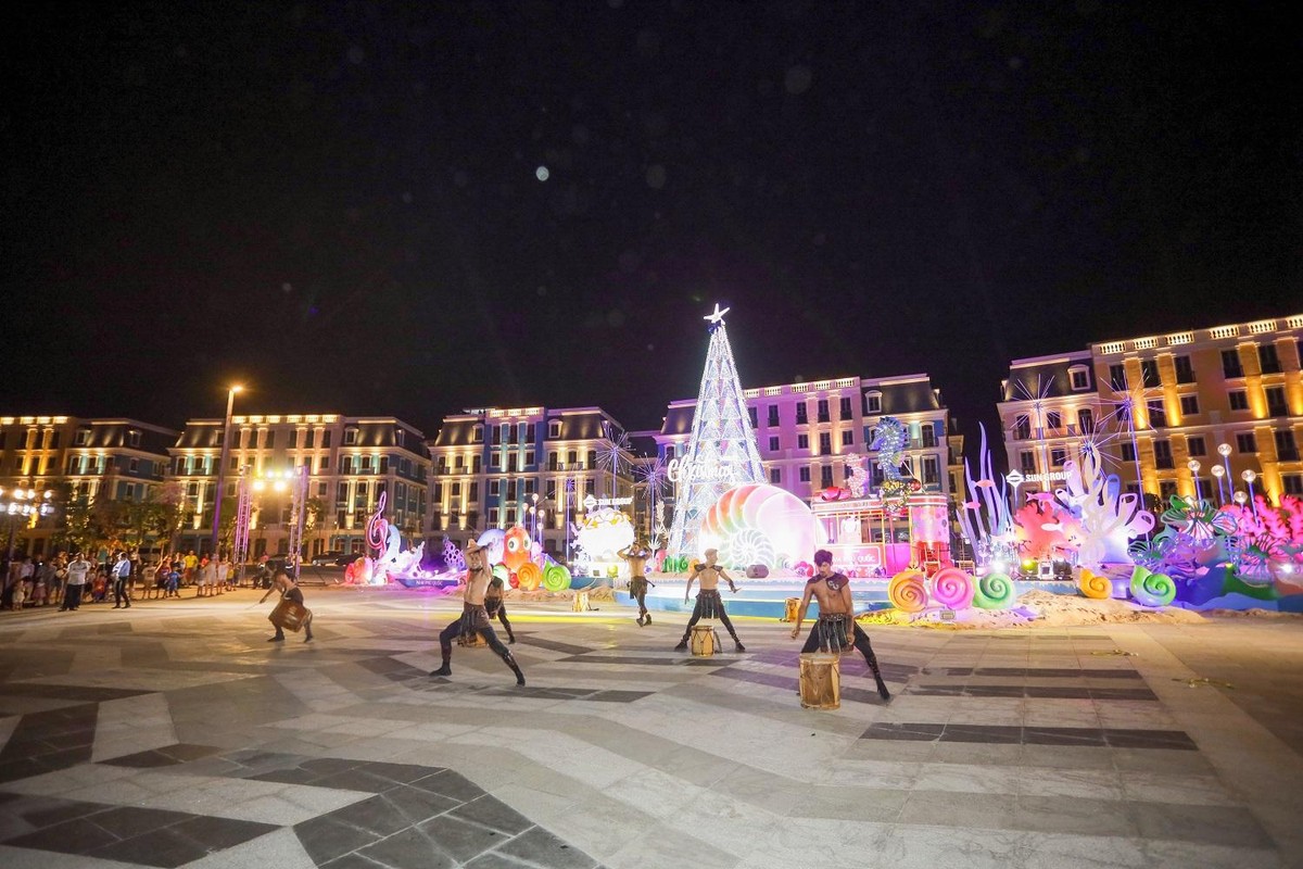 Sự kiện Đêm Noel sôi động tại quảng trường Bãi Kem. Sự kiện Đêm Noel sôi động tại quảng trường Bãi Kem.