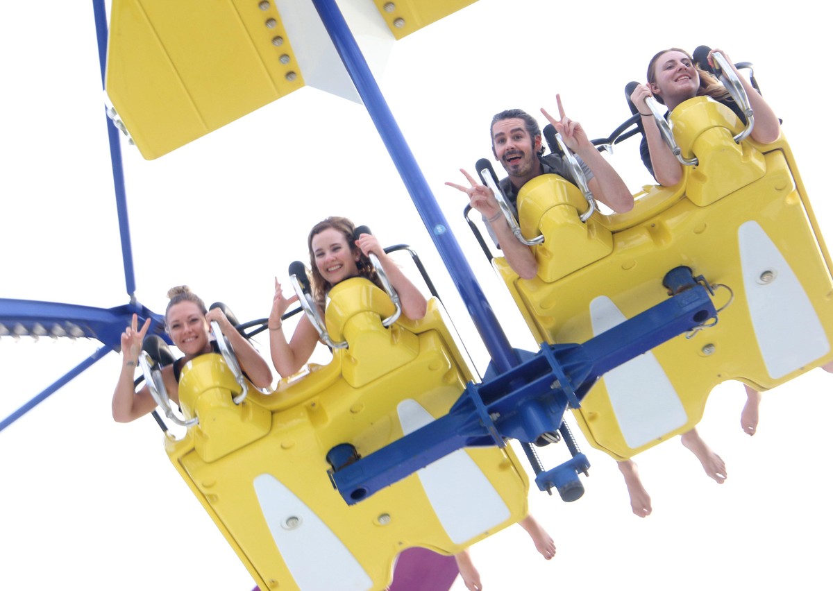 Những du khách nước ngoài hiếm hoi trải nghiệm các trò chơi. Những du khách nước ngoài hiếm hoi trải nghiệm các trò chơi.