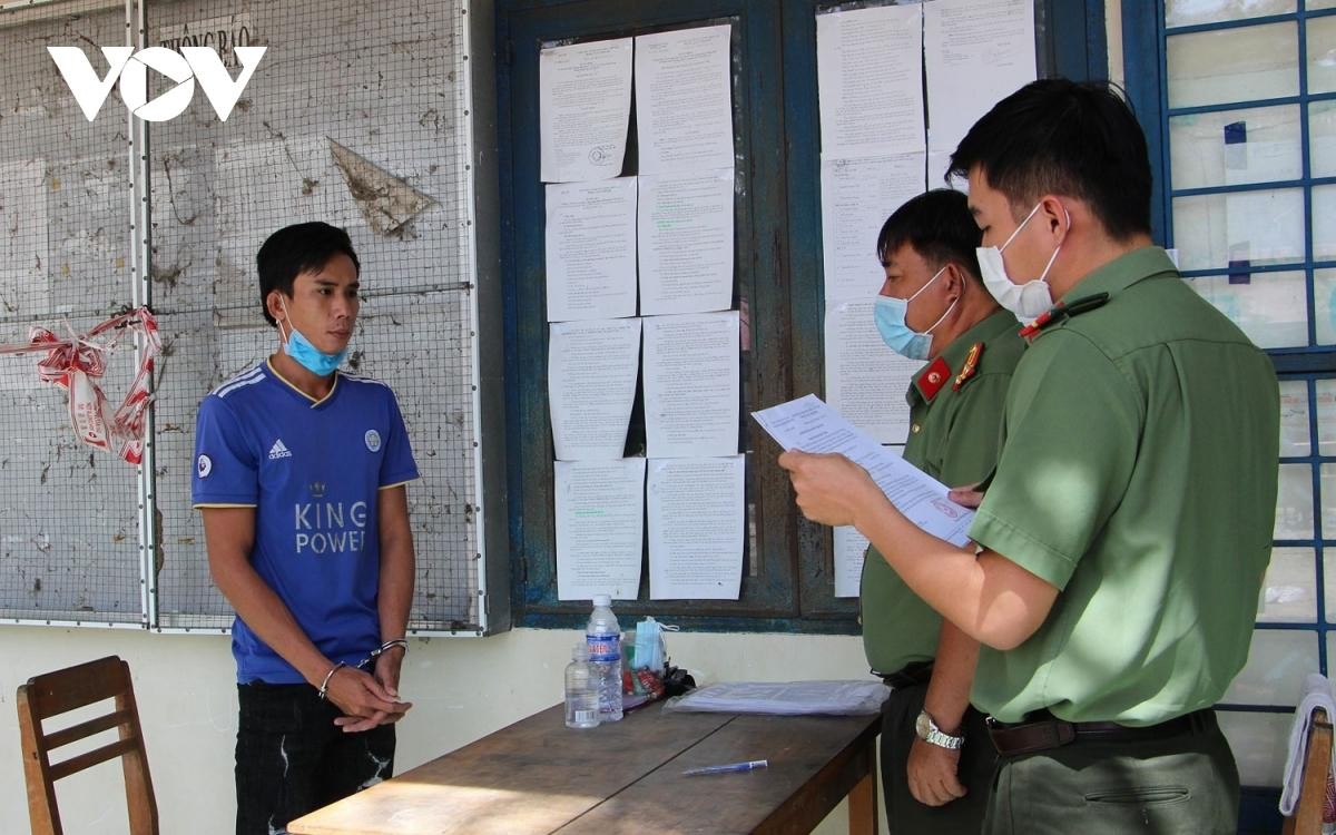 Công an đọc lệnh bắt giam đối Trương Chí Tài. Công an đọc lệnh bắt giam đối Trương Chí Tài.