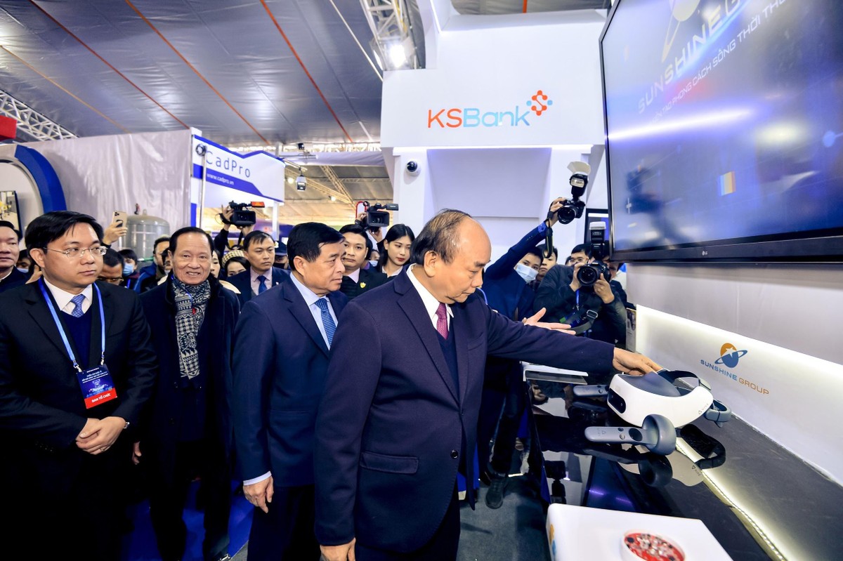 Thủ tướng Nguyễn Xuân Phúc, Bộ trưởng Nguyễn Chí Dũng cùng các lãnh đạo cấp cao ghé thăm khu vực trưng bày của Sunshine Group.