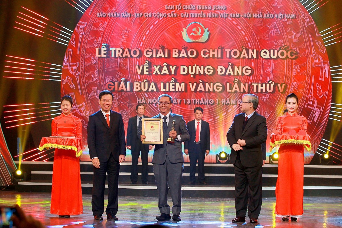 Nhà báo Ngô Song Sơn (Báo Đầu tư) được vinh danh tại Giải Búa liềm vàng lần thứ V với Giải A cho loạt bài "Chặt vòi bạch tuộc biến của công thành của tư". Ảnh: Chí Cường. Nhà báo Ngô Song Sơn (Báo Đầu tư) được vinh danh tại Giải Búa liềm vàng lần thứ V với Giải A cho loạt bài "Chặt vòi bạch tuộc biến của công thành của tư". Ảnh: Chí Cường.