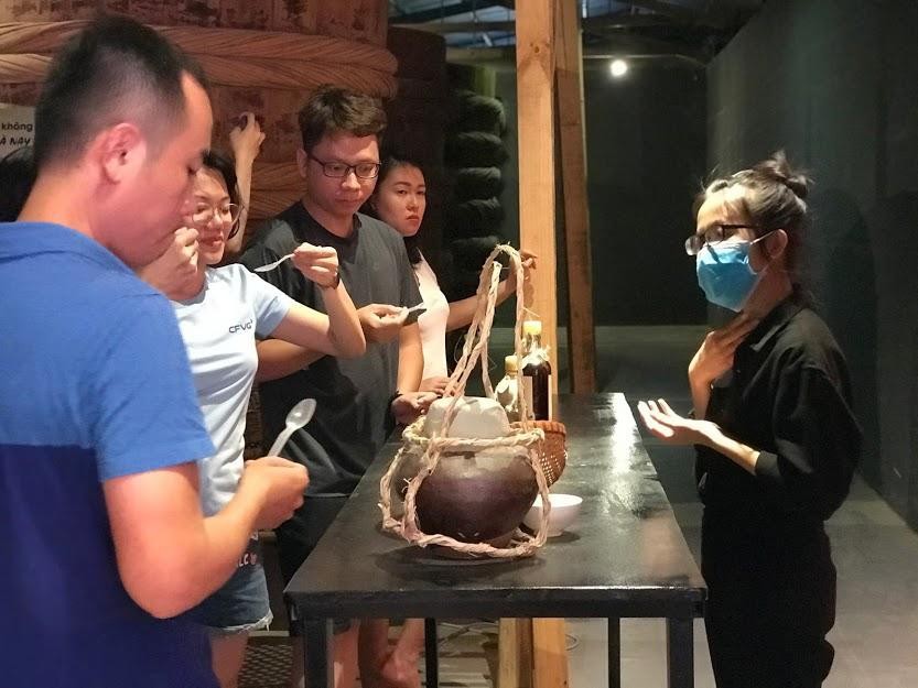 Nếm thử nước mắm Tĩn.