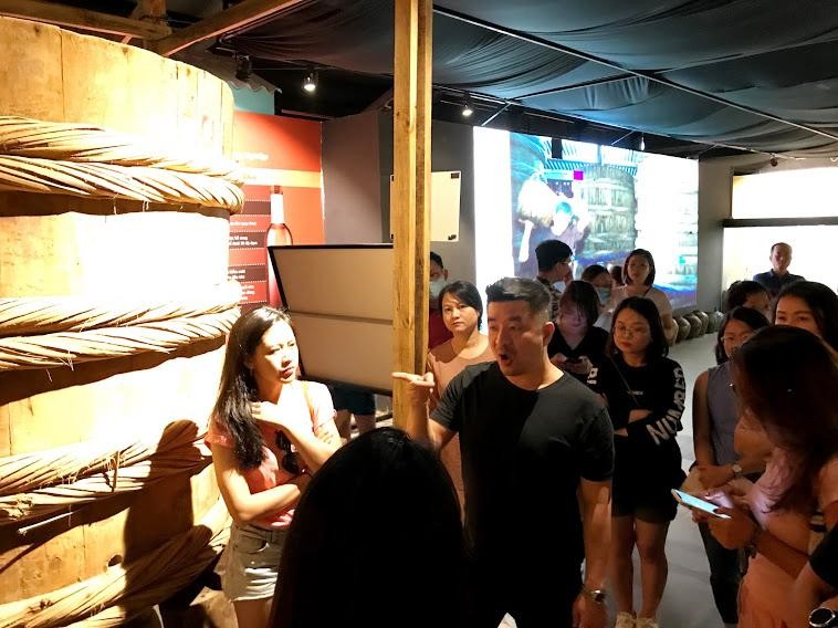 Anh Trần Ngọc Dũng (áo đen) chia sẻ quá trình phục hồi lại nước mắm Tĩn với du khách.