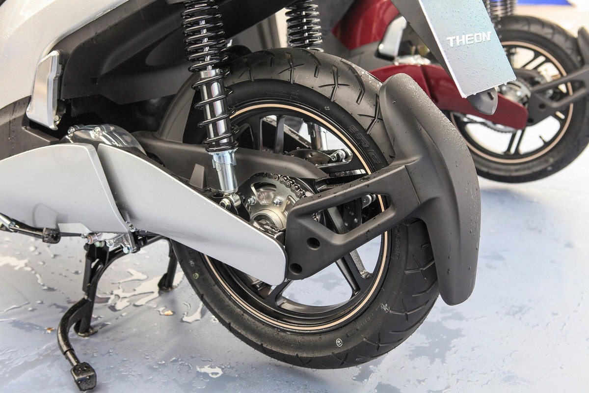 Truyền tải sức mạnh đến bánh sau là xích, loại vật liệu bền hơn hẳn so với dây curoa.