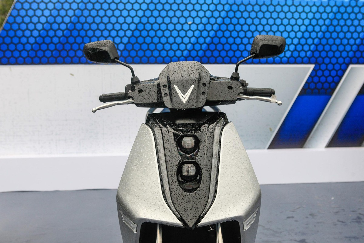 Đầu xe nổi bật với logo chữ V đặc trưng của hãng