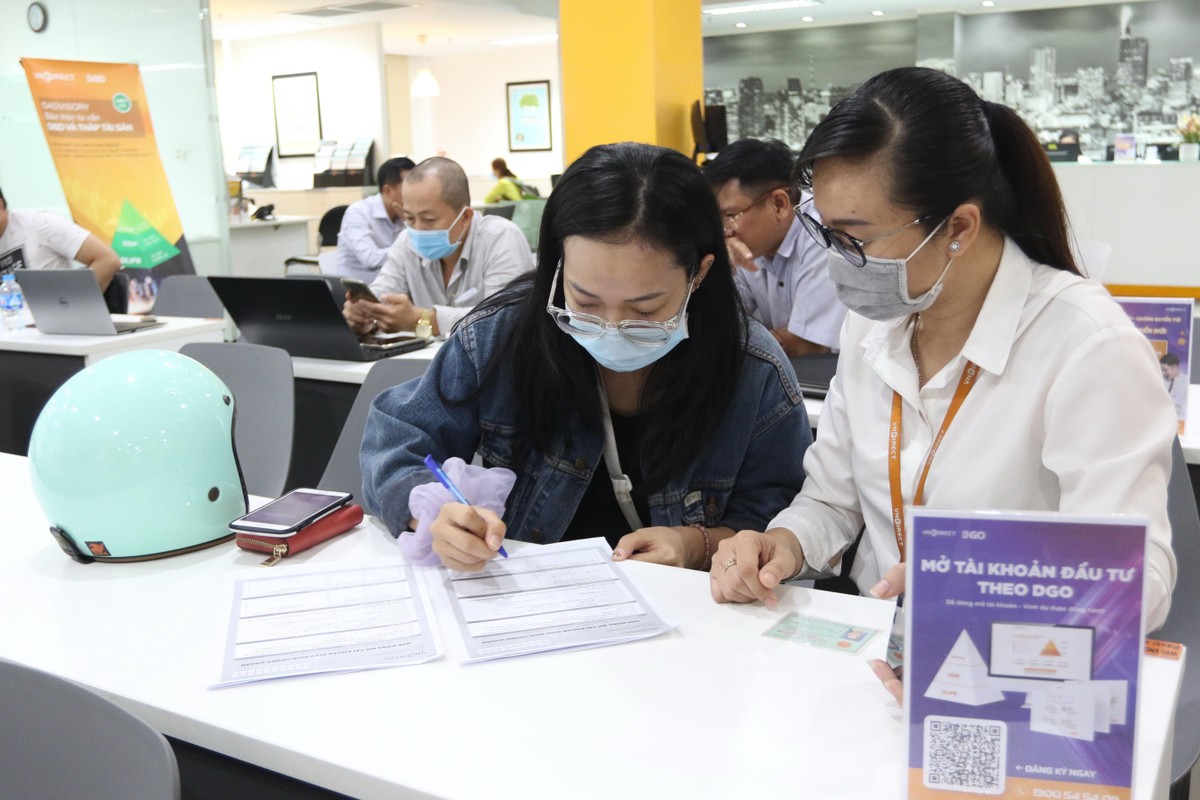 Nhà đầu tư mới còn mang theo mũ bảo hiểm lên sàn VNDIRECT ngày 21/1. Nhà đầu tư mới còn mang theo mũ bảo hiểm lên sàn VNDIRECT ngày 21/1.