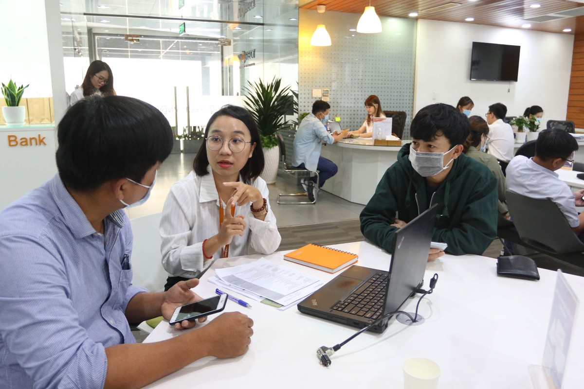 Nhân viên Phan Thị Ngọc Yến - sàn VNDIRECT tư vấn liên tục cho các nhà đầu tư sáng. Nhân viên Phan Thị Ngọc Yến - sàn VNDIRECT tư vấn liên tục cho các nhà đầu tư sáng.