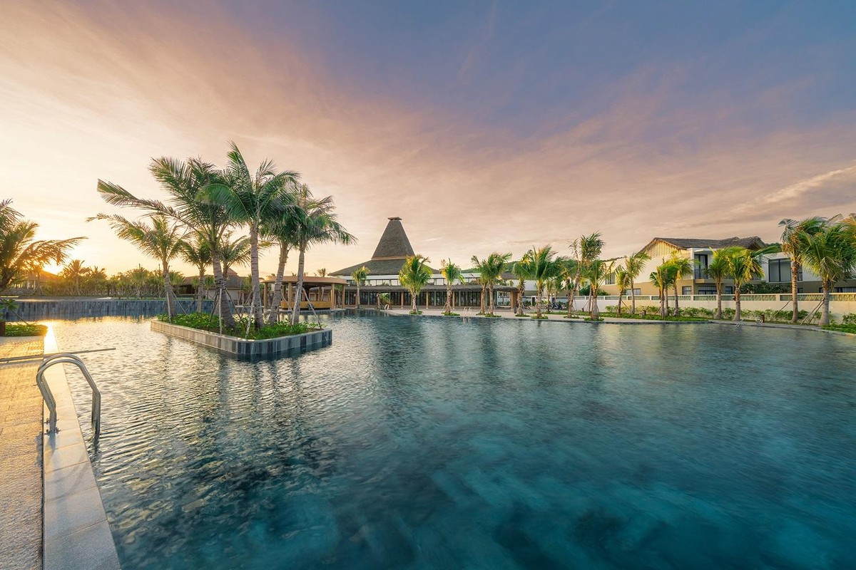 Với chất lượng dịch vụ đẳng cấp 5 sao, New World Phu Quoc Resort sở hữu hệ thống tiện ích riêng như nhà hàng, quán bar, bể bơi kéo dài suốt dự án, câu lạc bộ bên hồ bơi, phòng tập GYM… Đặc biệt, ngay kề bên khu nghỉ dưỡng, dãy shophouse Melodia với những cửa hàng, cửa hiệu mua sắm tấp nập cùng quảng trường rộng 8.500 m2 sẽ đưa du khách hòa mình vào bầu không khí lễ hội và chuỗi sự kiện cuồng say. Nếu đến đúng thời điểm diễn ra sự kiện như dịp Noel và năm mới vừa qua, du khách sẽ được xả hết năng lượng cùng âm nhạc và vũ điệu của những vũ công hàng đầu. Với chất lượng dịch vụ đẳng cấp 5 sao, New World Phu Quoc Resort sở hữu hệ thống tiện ích riêng như nhà hàng, quán bar, bể bơi kéo dài suốt dự án, câu lạc bộ bên hồ bơi, phòng tập GYM… Đặc biệt, ngay kề bên khu nghỉ dưỡng, dãy shophouse Melodia với những cửa hàng, cửa hiệu mua sắm tấp nập cùng quảng trường rộng 8.500 m2 sẽ đưa du khách hòa mình vào bầu không khí lễ hội và chuỗi sự kiện cuồng say. Nếu đến đúng thời điểm diễn ra sự kiện như dịp Noel và năm mới vừa qua, du khách sẽ được xả hết năng lượng cùng âm nhạc và vũ điệu của những vũ công hàng đầu.