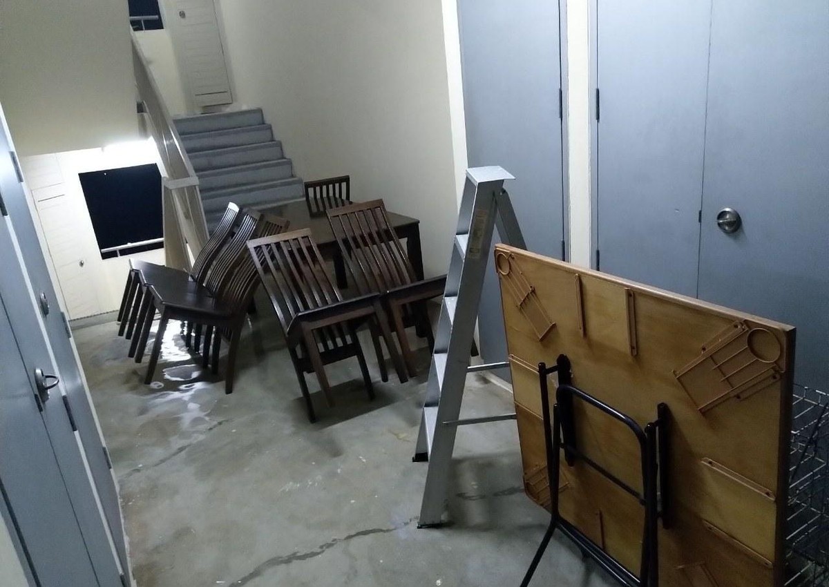 Gia đình anh Ho mất rất nhiều công sức để dọn dẹp đồ đạc sau chuyến viếng thăm &quot;bất đắc dĩ&quot;. Nguồn: Facebook/hoxiangtian