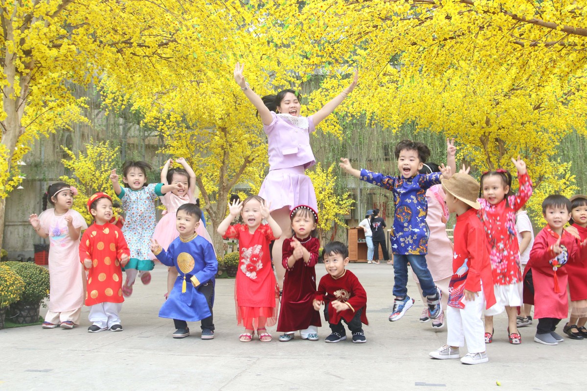 Đường Mai thu hút các em nhỏ với màu sắc rực rỡ. Đường Mai thu hút các em nhỏ với màu sắc rực rỡ.