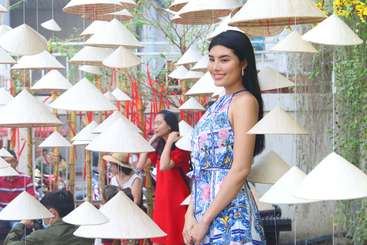 Duyên dáng bên nón lá. Duyên dáng bên nón lá.