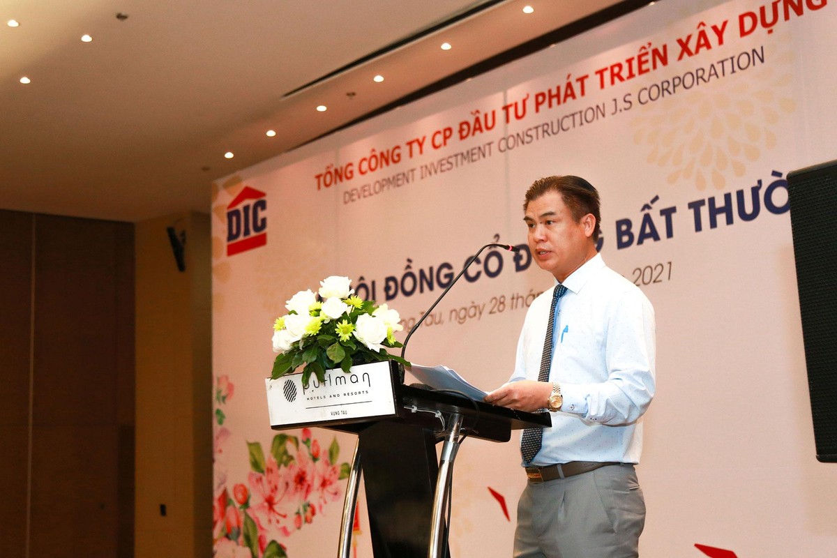 Ông Hoàng Văn Tăng, Tổng giám đốc DIC Corp báo cáo về việc điều chỉnh phương án phân phối lợi nhuận năm 2019. Ông Hoàng Văn Tăng, Tổng giám đốc DIC Corp báo cáo về việc điều chỉnh phương án phân phối lợi nhuận năm 2019.