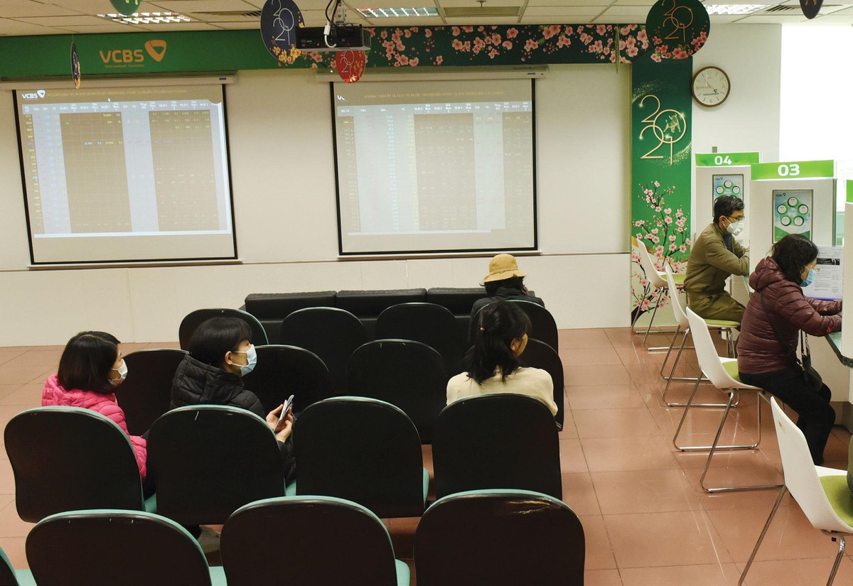 Sáng sớm ngày 29/1, trên sàn chứng khoán VCBS có khá đông nhà đầu tư đến giao dịch. Sáng sớm ngày 29/1, trên sàn chứng khoán VCBS có khá đông nhà đầu tư đến giao dịch.