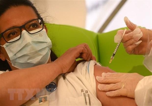 Nhân viên y tế tiêm vắcxin phòng COVID-19 cho người dân tại Rome, Italy. (Ảnh: THX/TTXVN). Nhân viên y tế tiêm vắcxin phòng COVID-19 cho người dân tại Rome, Italy. (Ảnh: THX/TTXVN).