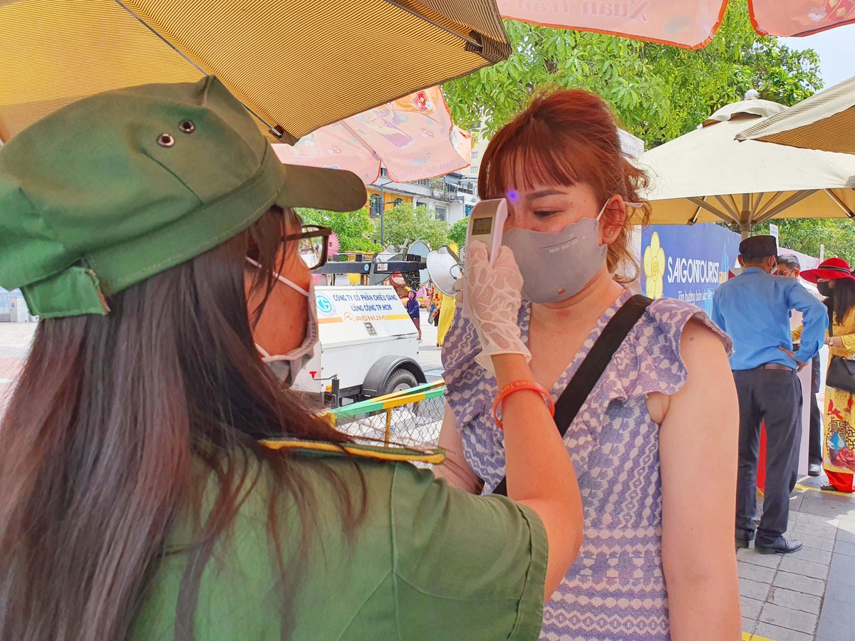 Người dân đến ngắm hoa phải kiểm tra thân nhiệt. Người dân đến ngắm hoa phải kiểm tra thân nhiệt.