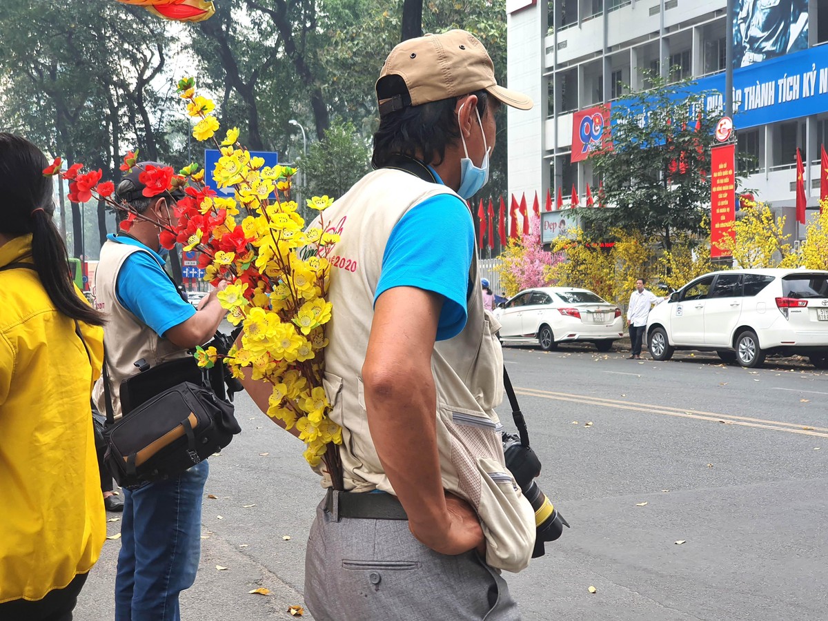 Chờ và mời khách cả ngày đôi khi chỉ nhận cái lắc đầu. Chờ và mời khách cả ngày đôi khi chỉ nhận cái lắc đầu.
