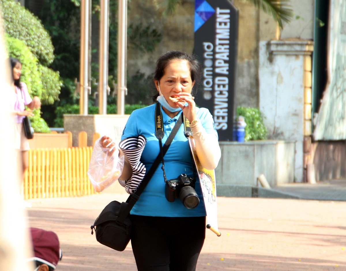 Thợ ảnh tranh thủ ăn để có sức khỏe mới khách. Thợ ảnh tranh thủ ăn để có sức khỏe mới khách.