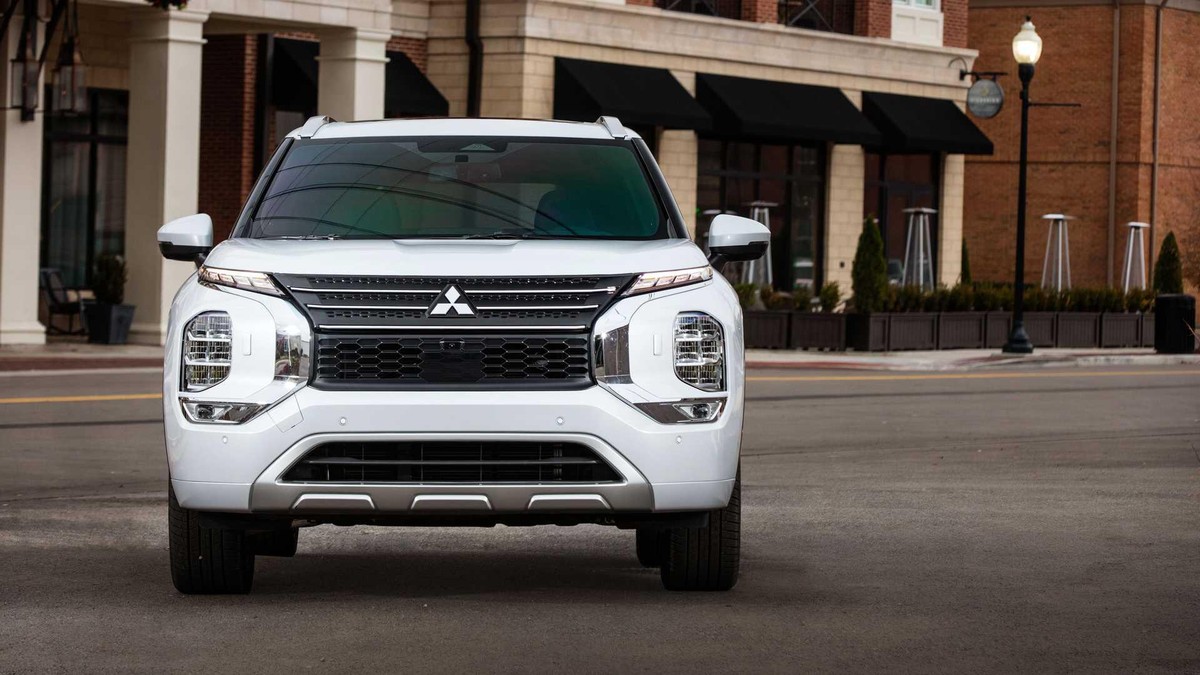 Theo tiết lộ từ hãng, mẫu xe Outlander thế hệ mới được trang bị động cơ xăng 2.5L phát triển bởi liên minh Renault-Nissan-Mitsubishi có tên là PR25DD. Nó đem đến công suất 181 mã lực tại 6.000 vòng/phút và mô-men xoắn 181 ft./lb (245 Nm) tại 3.600 vòng/phút, đi kèm hộp số CVT 8 cấp.