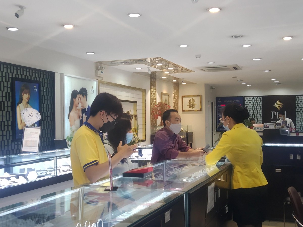 Khách hàng đầu tiên đến PNJ Âu Cơ. Khách hàng đầu tiên đến PNJ Âu Cơ.