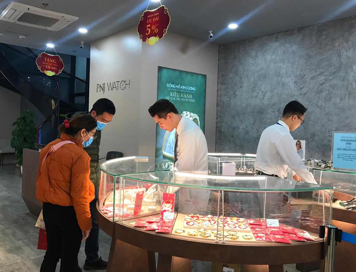 Khách hàng thường đi sớm để dễ dàng chọn sản phẩm ưa thích. Khách hàng thường đi sớm để dễ dàng chọn sản phẩm ưa thích.