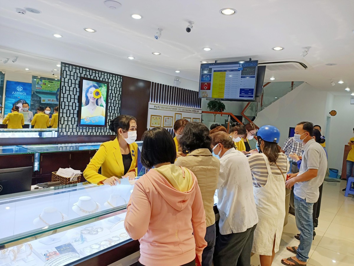 Càng về trưa khách hàng đến các cửa hàng PNJ bắt đầu đông. Càng về trưa khách hàng đến các cửa hàng PNJ bắt đầu đông.