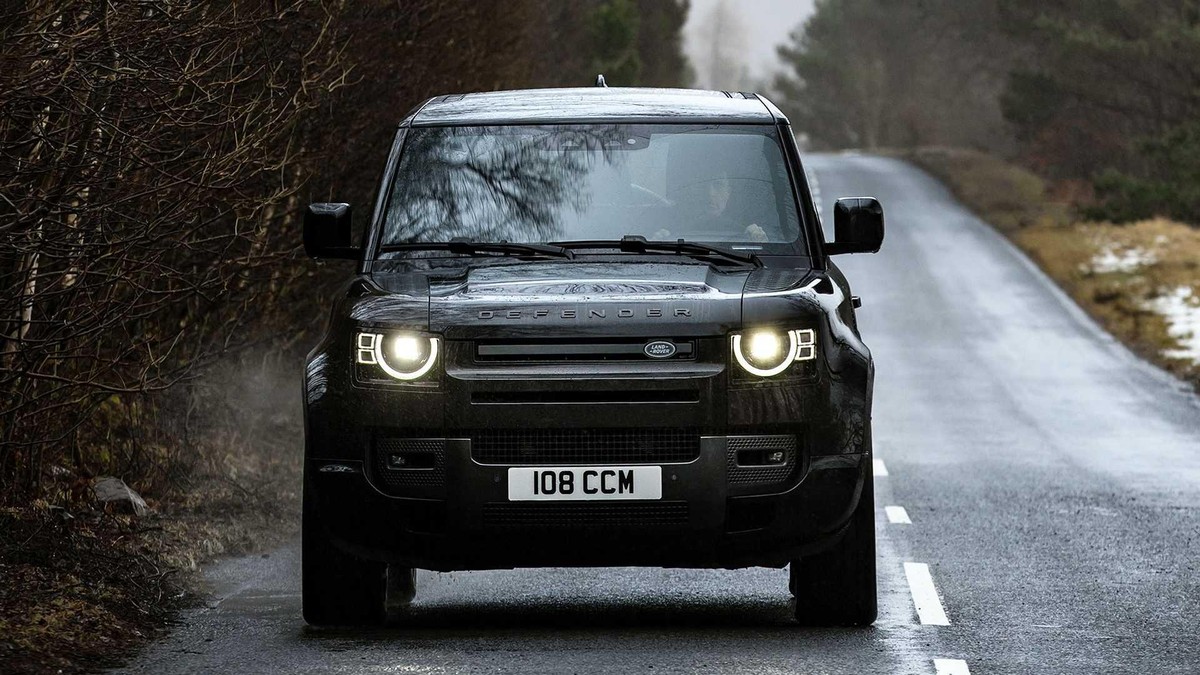 Về ngoại hình, phiên bản Land Rover Defender V8 2022 có 3 lựa chọn màu sắc dành cho khách hàng bao gồm: xám Carpathian, trắng Yulong và đen Santorini. Ngoài ra, hãng còn đề nghị thêm các gói độ thiết kế ngoại thất cao cấp hơn là như là Carpathian với tổng thể thân xe được sơn màu xám cùng với các điểm nhấn lớp sơn màu đen Narvik phủ bên ngoài nắp ca-pô, mui xe và cửa sau, huy hiệu dành riêng cho bản độ đặt bên ngoài xe. Về ngoại hình, phiên bản Land Rover Defender V8 2022 có 3 lựa chọn màu sắc dành cho khách hàng bao gồm: xám Carpathian, trắng Yulong và đen Santorini. Ngoài ra, hãng còn đề nghị thêm các gói độ thiết kế ngoại thất cao cấp hơn là như là Carpathian với tổng thể thân xe được sơn màu xám cùng với các điểm nhấn lớp sơn màu đen Narvik phủ bên ngoài nắp ca-pô, mui xe và cửa sau, huy hiệu dành riêng cho bản độ đặt bên ngoài xe.