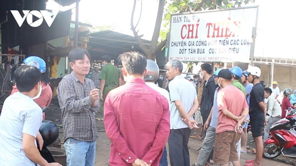 Đông người dân đến xem công an khám nghiệm hiện trường. Đông người dân đến xem công an khám nghiệm hiện trường.