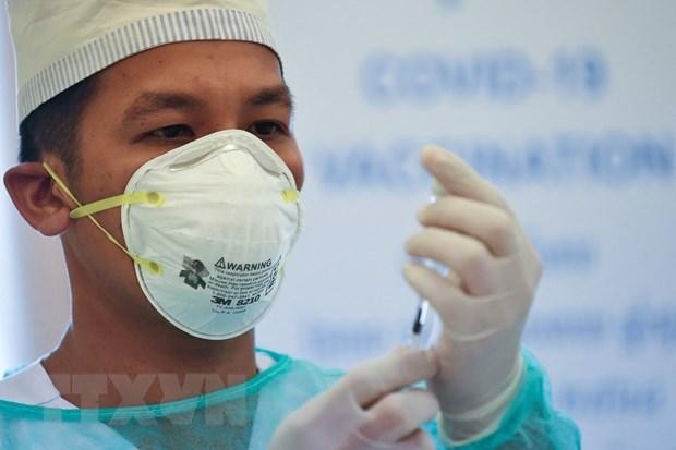 Nhân viên y tế tiêm vaccine ngừa bệnh viêm đường hô hấp cấp COVID-19 cho người dân tại Phnom Penh, Campuchia, ngày 10/2/2021. (Ảnh: AFP/TTXVN).