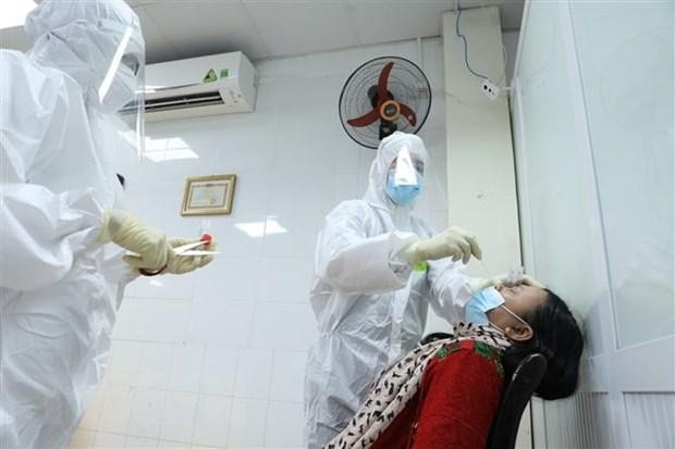 Lấy mẫu xét nghiệm cho tình nguyện viên đăng ký tiêm thử nghiệm giai đoạn 2. (Ảnh: Minh Quyết/TTXVN). Lấy mẫu xét nghiệm cho tình nguyện viên đăng ký tiêm thử nghiệm giai đoạn 2. (Ảnh: Minh Quyết/TTXVN).