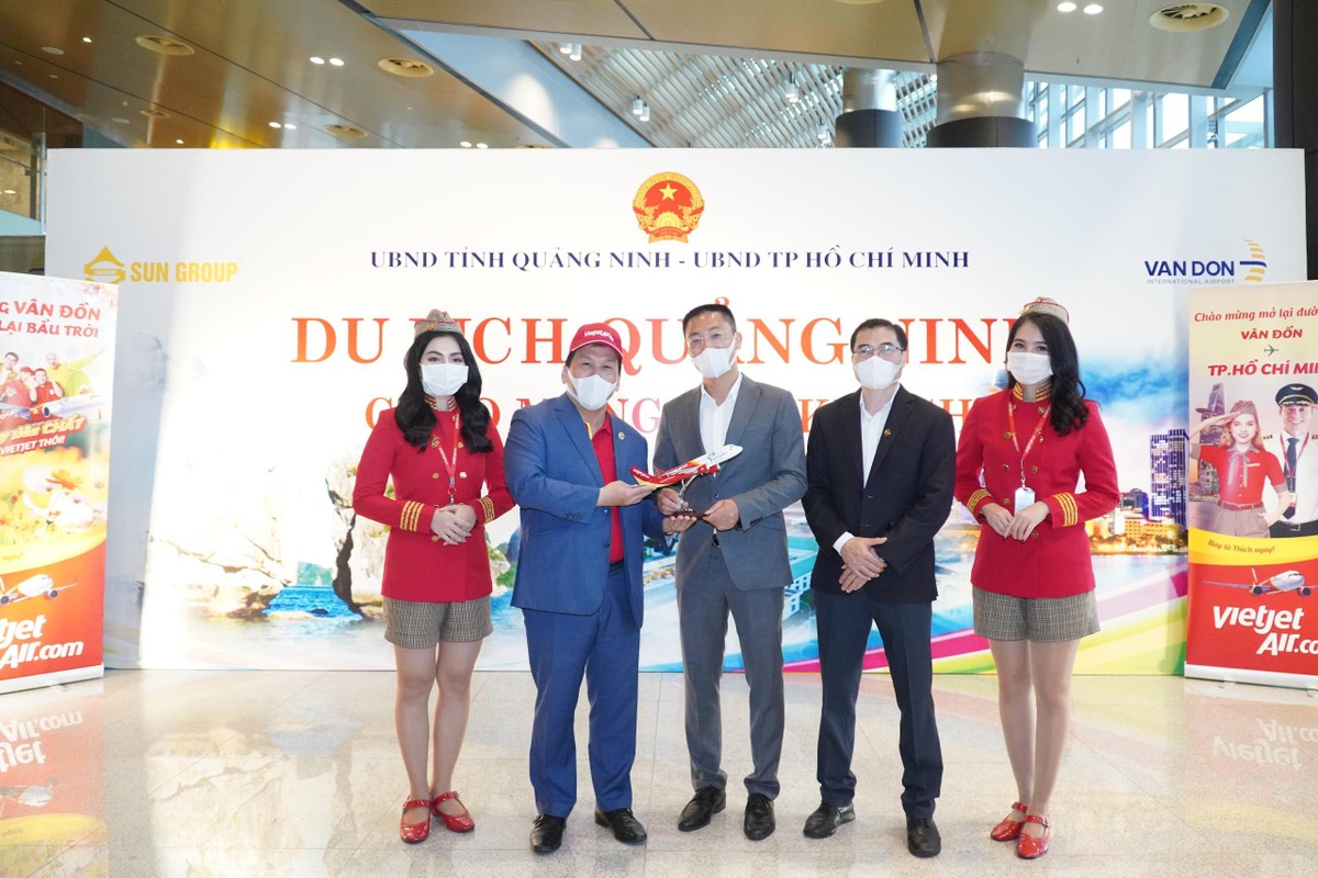 Lãnh đạo Vietjet tặng quà lưu niệm cho đại diện sân bay Vân Đồn.