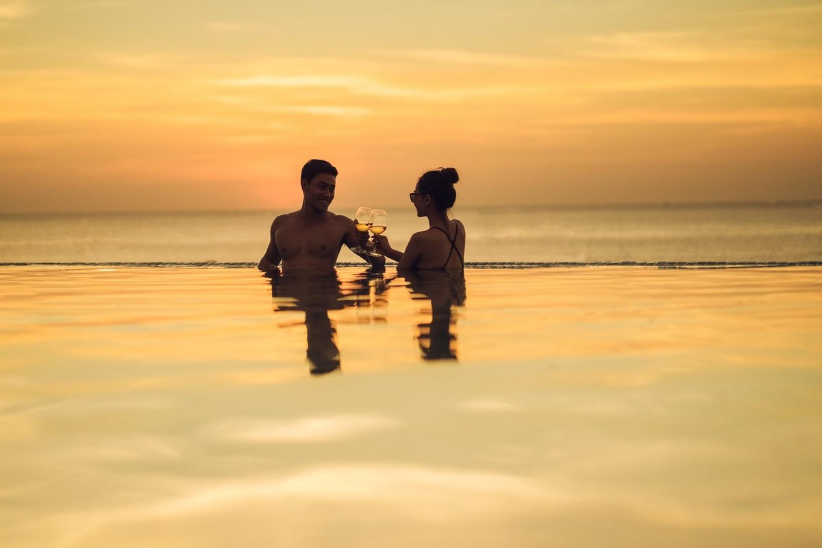 Đón ánh hoàng hôn diễm lệ là trải nghiệm độc đáo của cư dân và du khách tại thị trấn Địa Trung Hải Nam Phú Quốc. Đón ánh hoàng hôn diễm lệ là trải nghiệm độc đáo của cư dân và du khách tại thị trấn Địa Trung Hải Nam Phú Quốc.