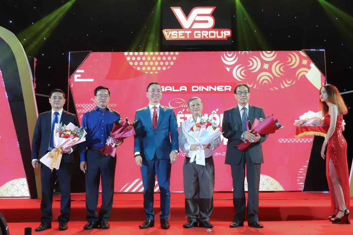 Ông Đặng Mạnh Chung – Vụ trưởng, Trưởng cơ quan đại diện Ban Tuyên giáo Trung ương phía Nam tham dự sự kiện Tất niên của VsetGroup.