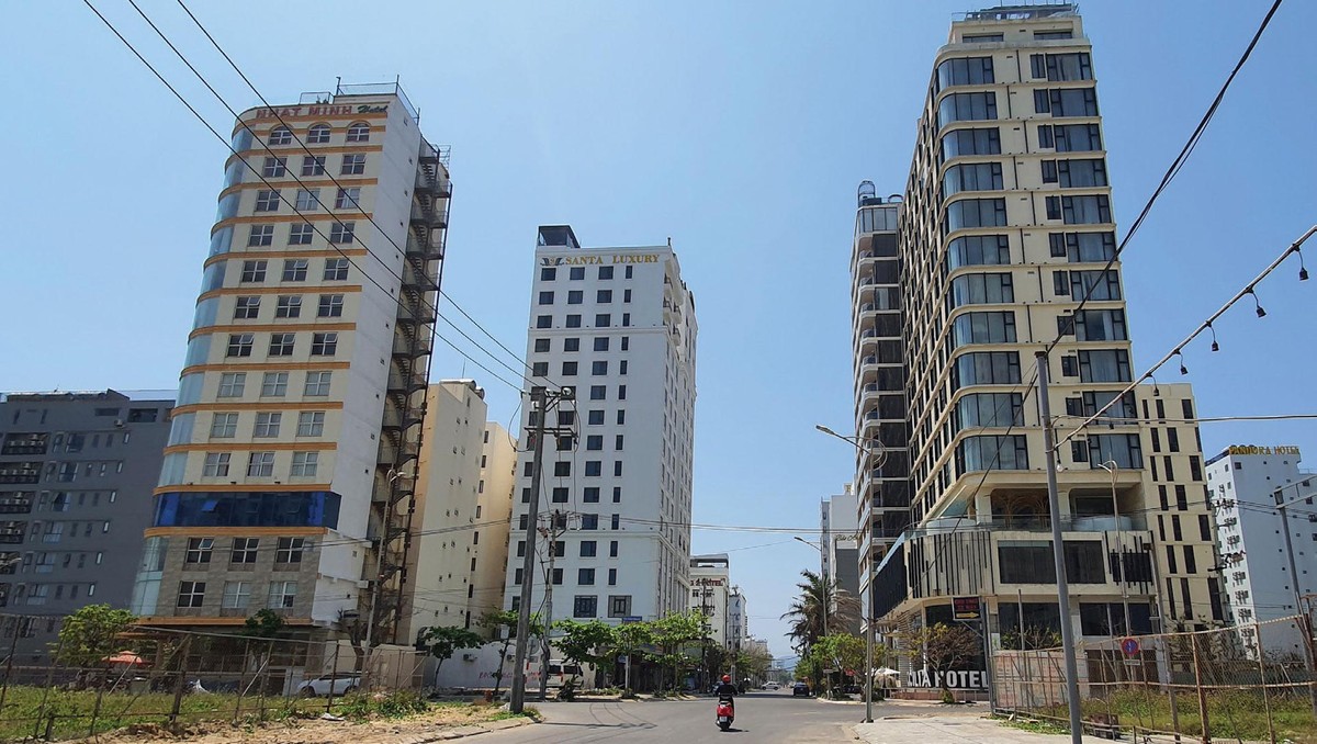 Các khách sạn được rao bán tập tại khu vực ven biển quận Ngũ Hành Sơn và Sơn Trà. Các khách sạn được rao bán tập tại khu vực ven biển quận Ngũ Hành Sơn và Sơn Trà.