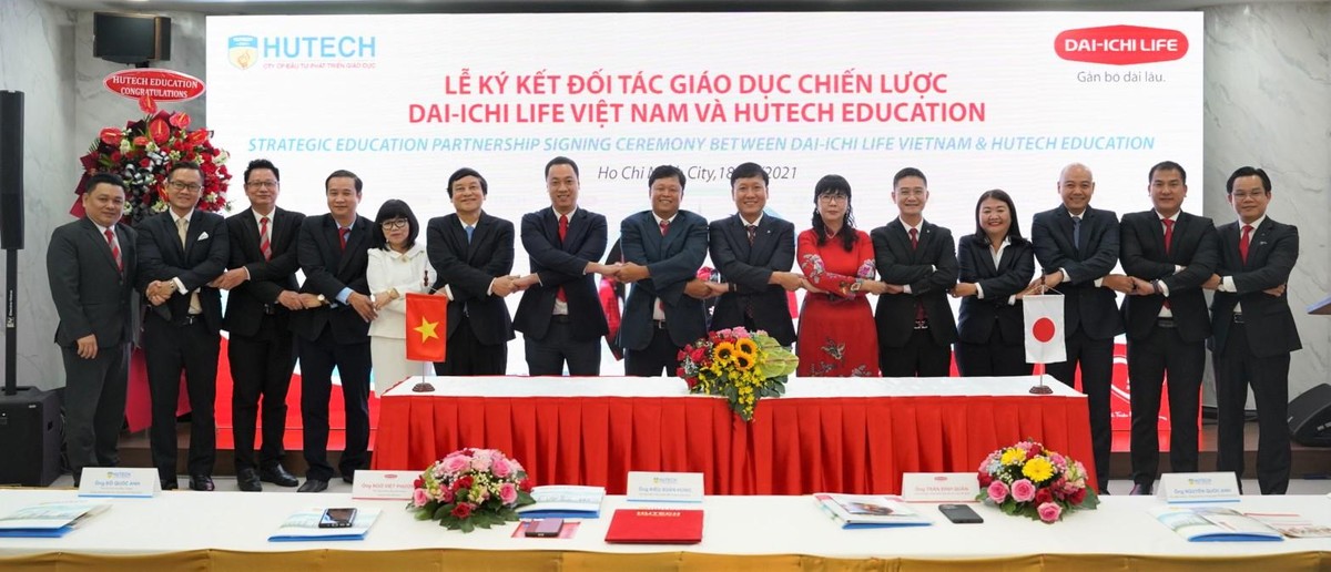 Ban lãnh đạo Dai-ichi Life Việt Nam và Hutech Education cùng chụp hình lưu niệm tại buổi Lễ ký kết. Ban lãnh đạo Dai-ichi Life Việt Nam và Hutech Education cùng chụp hình lưu niệm tại buổi Lễ ký kết.