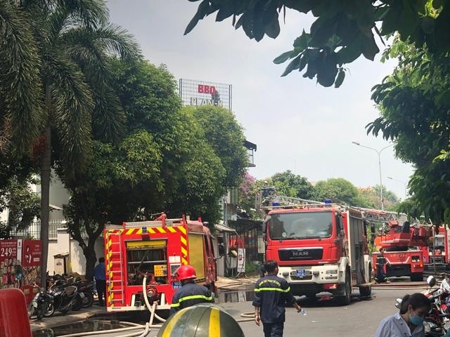 Lực lượng PCCC Thủ Đức huy động 4 xe cứu hỏa, 1 xe thang chuyên dụng cùng hàng chục cán bộ chiến sĩ đến hiện trường. Lực lượng PCCC Thủ Đức huy động 4 xe cứu hỏa, 1 xe thang chuyên dụng cùng hàng chục cán bộ chiến sĩ đến hiện trường.