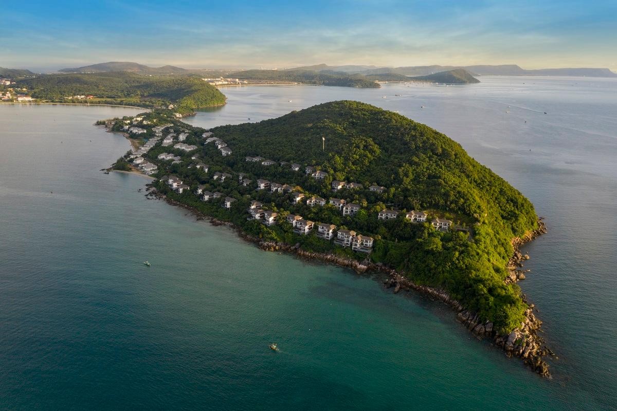 Tỷ phú Nga Dmitry Rybolovlev chi tới 200 triệu USD để biến một hòn đảo nhỏ ở Hy Lạp thành khu nghỉ dưỡng sang trọng. Doanh nhân Yoshihisa Midorikawa cũng quyết định mua một hòn đảo không có người ở ngoài khơi Ise-Shima, Nhật Bản để “có xứ sở của riêng mình, nơi không phải lo lắng về việc bị nhiễm dịch bệnh”. Theo công ty tư vấn bất động sản Knight Frank, mức độ quan tâm đến BĐS đảo tư nhân của khách hàng siêu giàu đã tăng gấp 7 lần trong vòng 12 tháng qua.