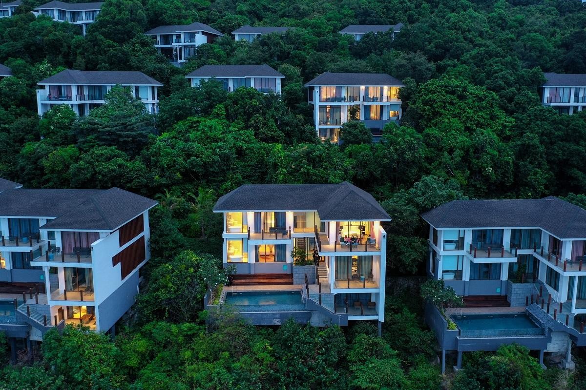 Không nằm ngoài xu hướng đó, tại Việt Nam, nơi số lượng người siêu giàu đang gia tăng, gu hưởng thụ sang chảnh cũng không ngừng thay đổi. Ông Sử Ngọc Khương, Giám đốc cấp cao Savills Việt Nam nhận định, nhu cầu sở hữu BĐS đảo là tất yếu và sẽ phát triển mạnh mẽ trong tương lai. Các nhóm siêu giàu thường muốn sống ở các khu vực riêng, đẳng cấp, an toàn trong một không gian rộng rãi, xanh mát và đầy đủ tiện ích.