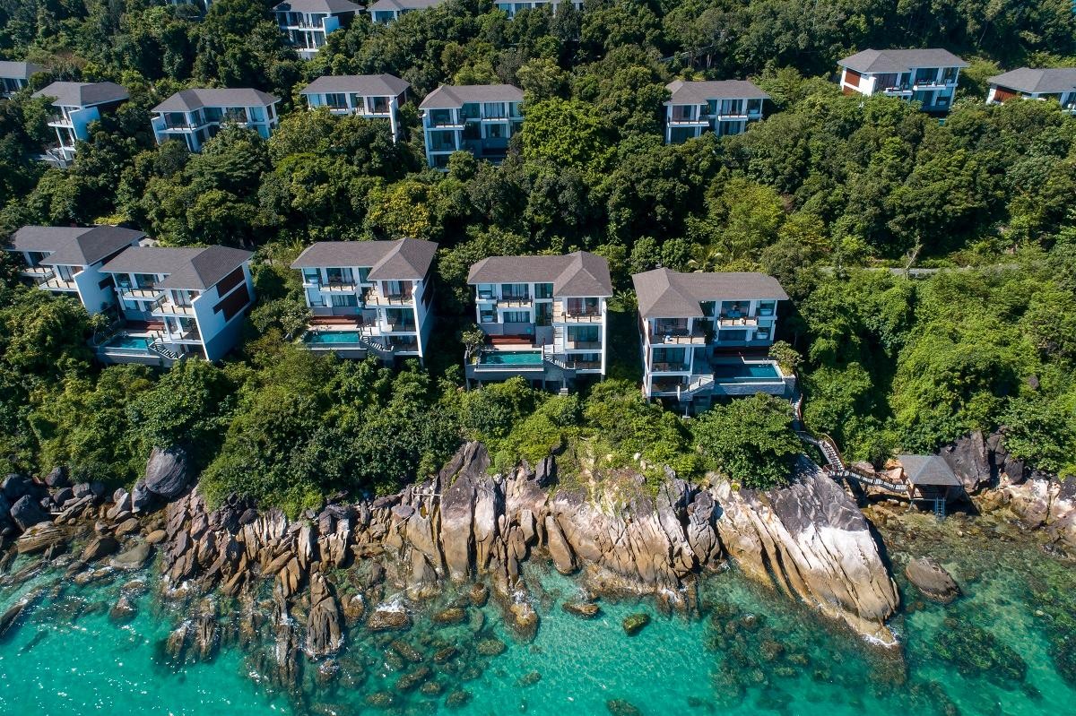 Men theo sườn phía Tây mũi Ông Đội, tiếp giáp với Khu nghỉ dưỡng biệt thự hàng đầu châu Á - Premier Village Phú Quốc Resort, “Vườn Địa Đàng” Sun Premier Village The Eden Bay gồm 50 căn biệt thự ẩn sâu dưới những tán rừng già, mời gọi chủ nhân hòa mình vào thiên nhiên thuần khiết, nơi chỉ có tiếng gió xào xạc và sóng vỗ rì rầm đêm ngày. Du khách sành điệu hẳn sẽ ồ lên thích thú khi nhận ra những dãy biệt thự trắng ngói nâu thoai thoải trên những triền đồi cao tại mũi Ông Đội gợi nhắc khu nghỉ dưỡng InterContinental Danang Sun Peninsula Resort – Khu nghỉ dưỡng sang trọng nhất thế giới, tựa mình bên bán đảo Sơn Trà, cũng do Tập đoàn Sun Group kiến tạo.