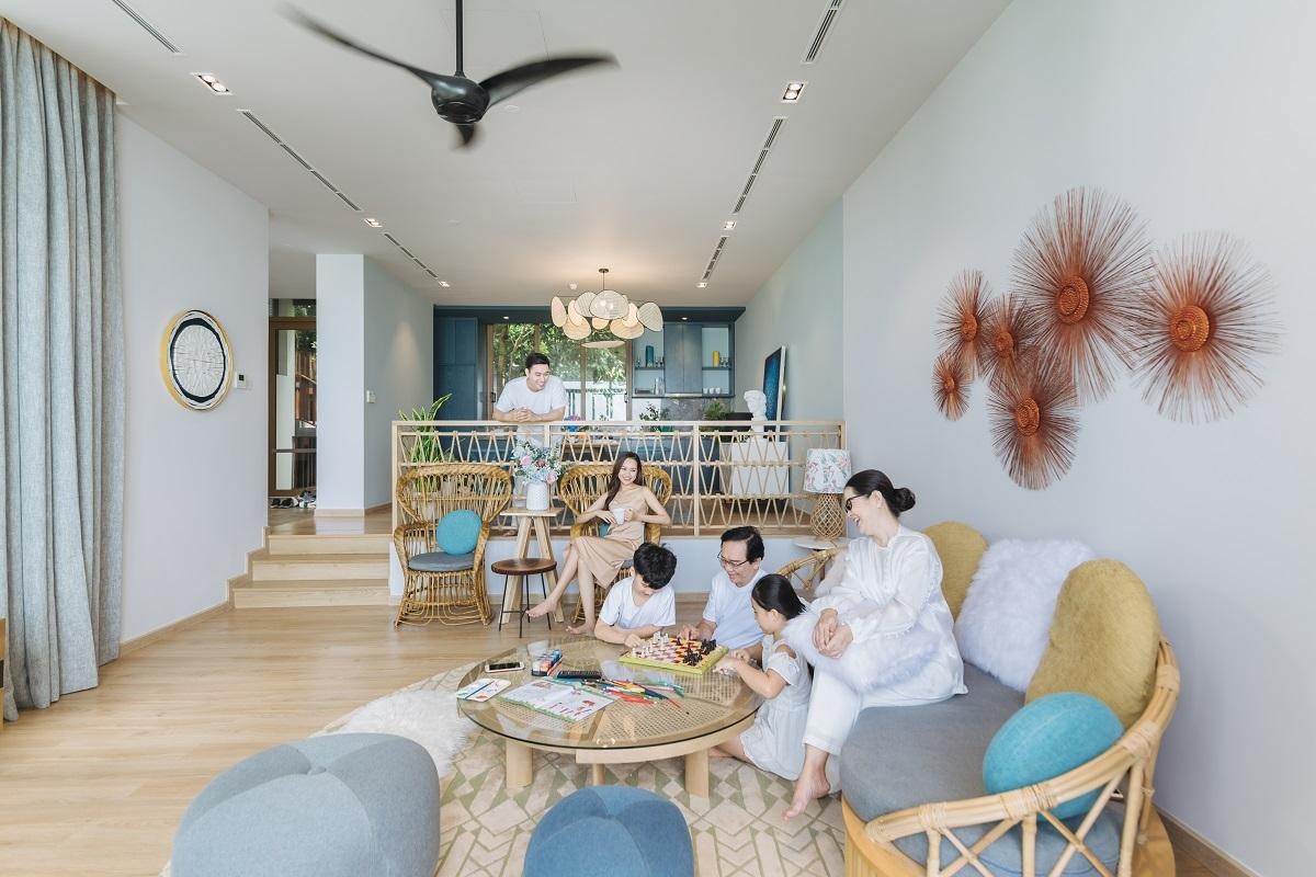 Tận dụng khéo léo cao độ tự nhiên, đội ngũ thiết kế đã áp dụng phương án thiết kế giật cấp, tạo nên sự chênh lệch giữa không gian bếp và phòng khách. Thiết kế này bảo đảm dù ở bất kỳ vị trí nào trong căn biệt thự, chủ nhân vẫn có được cảm xúc thăng hoa giữa biển trời mà không bị che chắn tầm nhìn.