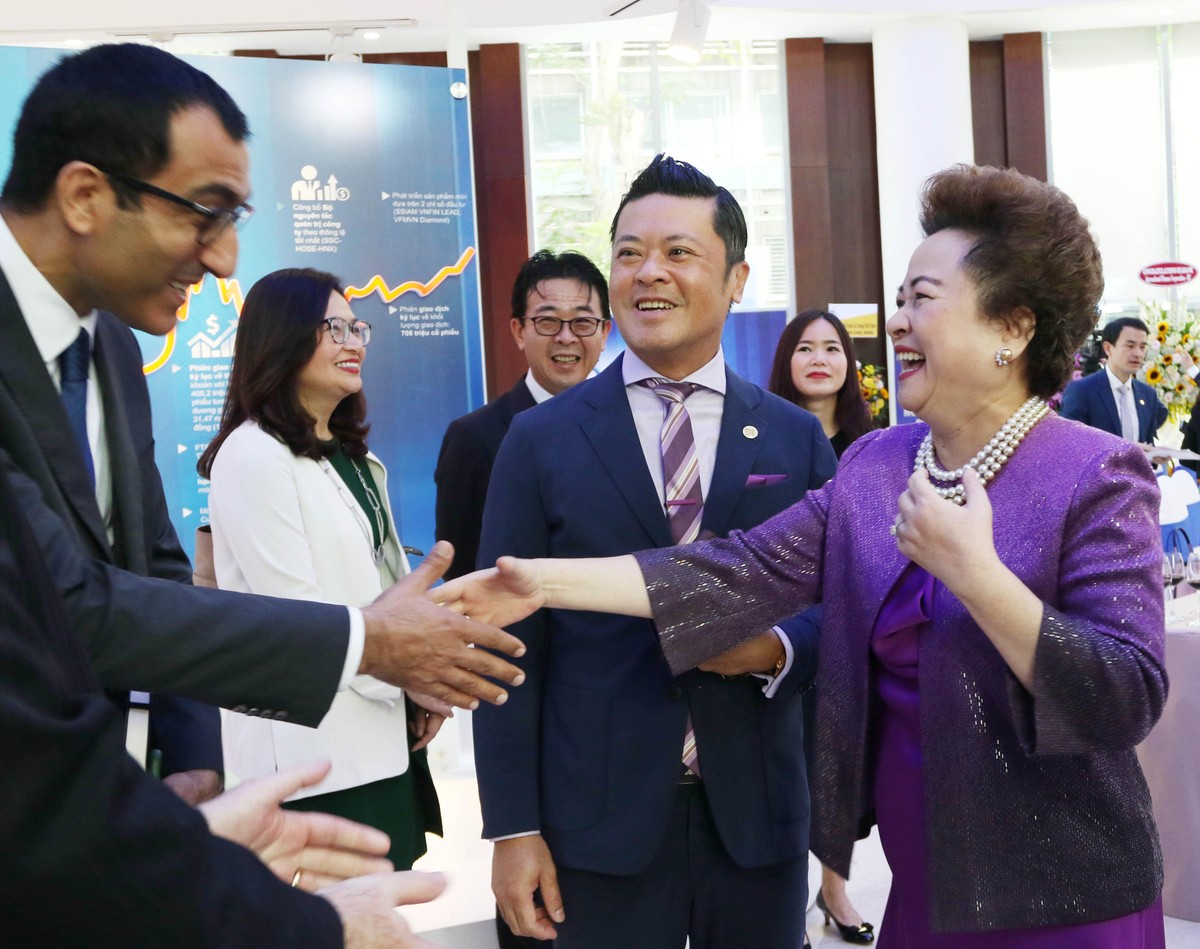 Đại diện các quỹ ngoại, nhà đầu tư đến chung vui cùng SeABank. Đại diện các quỹ ngoại, nhà đầu tư đến chung vui cùng SeABank.