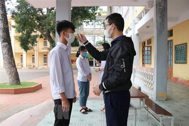 Thầy và trò ở Hải Dương chấp hành quy định phòng chống dịch. (Ảnh: Mạnh Minh/TTXVN).