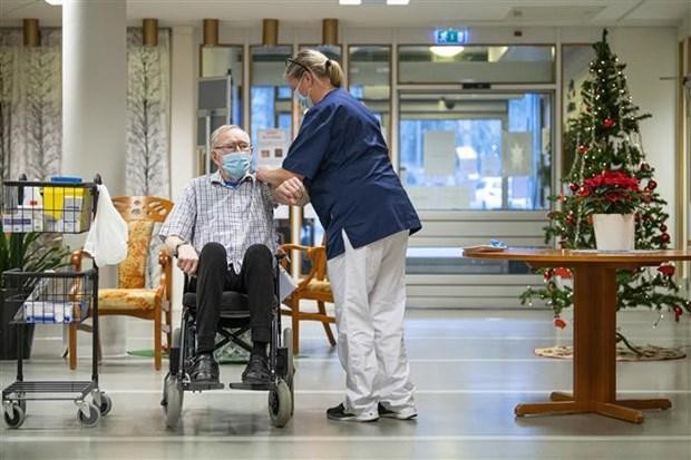 Tiêm chủng vaccine ngừa COVID-19 tại một viện dưỡng lão ở Nykoping, Thụy Điển, ngày 27/12/2020. (Nguồn: AFP/TTXVN). Tiêm chủng vaccine ngừa COVID-19 tại một viện dưỡng lão ở Nykoping, Thụy Điển, ngày 27/12/2020. (Nguồn: AFP/TTXVN).