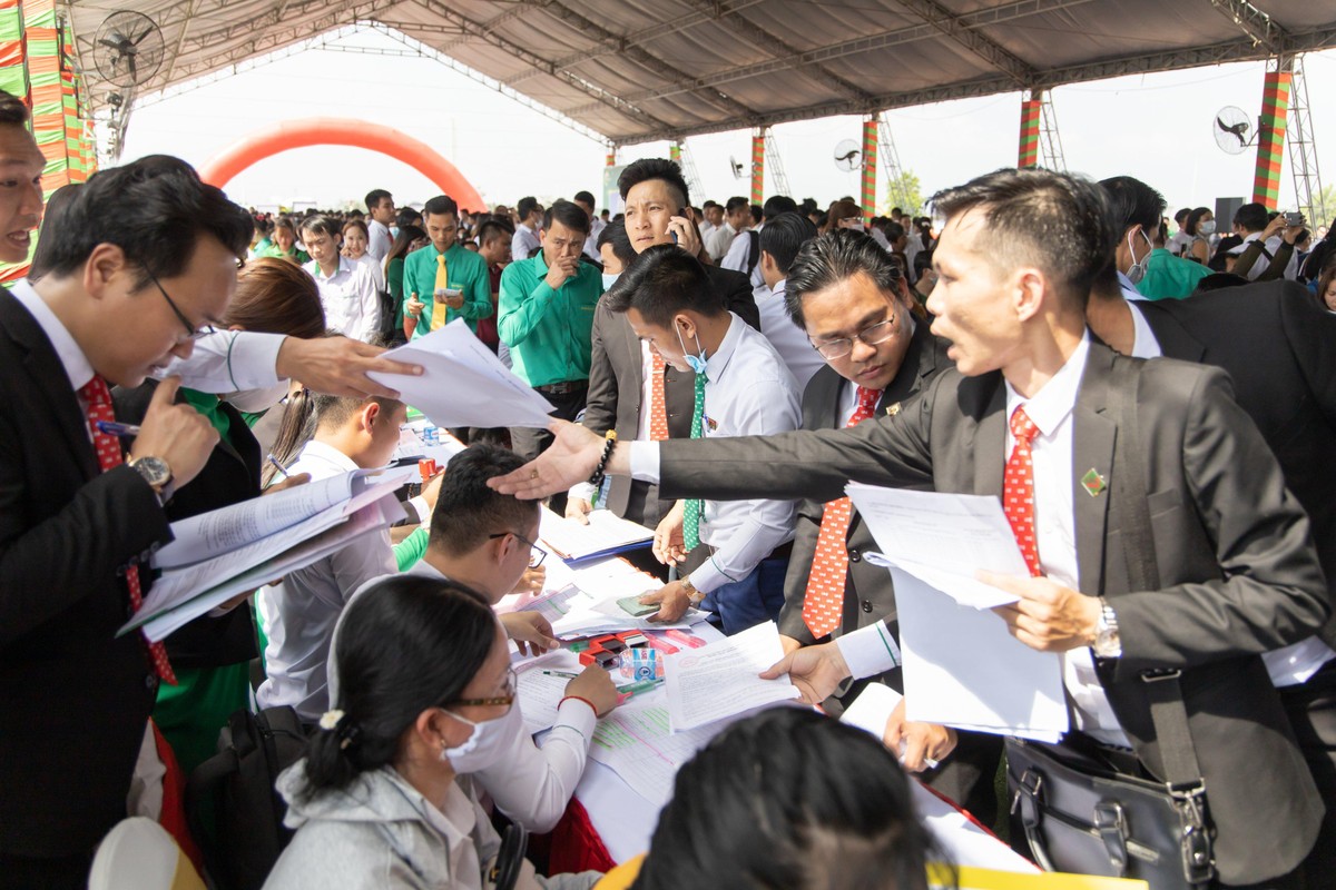 Hàng ngàn khách hàng chen lấn tranh mua giai đoạn 1 khu đô thị Thăng Long Central City tọa lạc ngay trung tâm Bàu Bàng. Hàng ngàn khách hàng chen lấn tranh mua giai đoạn 1 khu đô thị Thăng Long Central City tọa lạc ngay trung tâm Bàu Bàng.