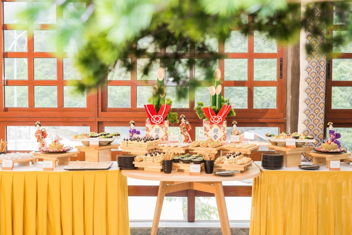 Khách hàng thưởng thức Sushi và các loại bánh truyền thống Nhật được bài trí công phu trong không gian tao nhã, bên những ô cửa có tầm nhìn thu trọn cảnh sắc núi rừng Quang Hanh.