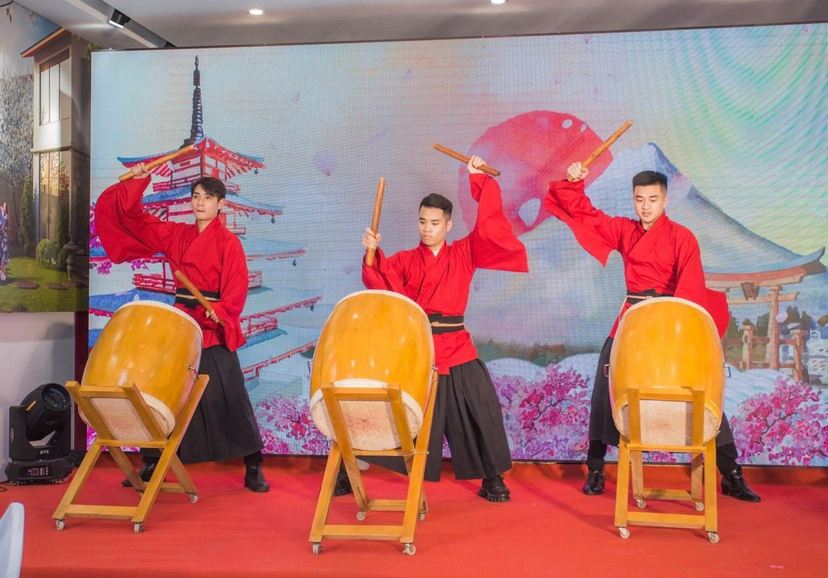 Bên cạnh đó là những màn biểu diễn múa trống Taiko điêu luyện.
