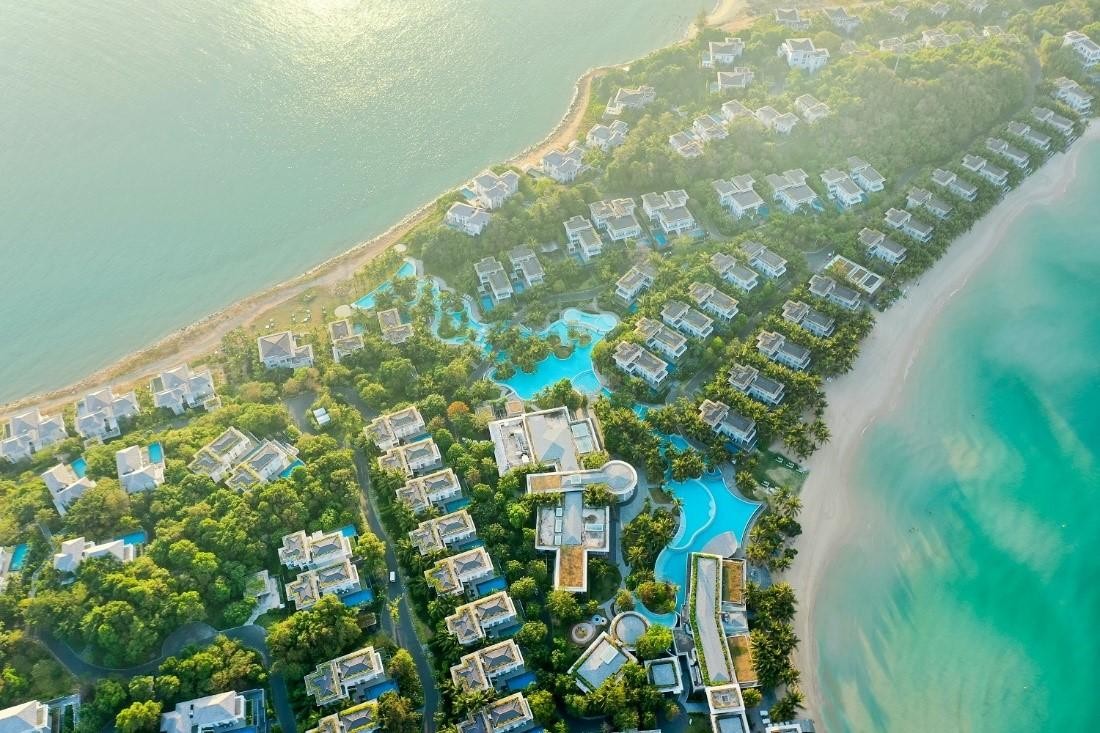 Cũng nằm trong bộ sưu tập nghỉ dưỡng thượng lưu của Nam đảo, Premier Village Phu Quoc Resort là khu nghỉ dưỡng 2 mặt biển hiếm có nằm tại Mũi Ông Đội. Không chỉ là thiên đường thực thụ với bình minh màu bạc và hoàng hôn màu hồng tím, biển xanh trong giao hòa với bầu trời vô tận, cát trắng mịn trải dài ôm lấy những đường cong của núi, Premier Village Phu Quoc Resort còn mang tới những dịch vụ đẳng cấp được quản lý bởi đơn vị Accor danh tiếng. Cũng nằm trong bộ sưu tập nghỉ dưỡng thượng lưu của Nam đảo, Premier Village Phu Quoc Resort là khu nghỉ dưỡng 2 mặt biển hiếm có nằm tại Mũi Ông Đội. Không chỉ là thiên đường thực thụ với bình minh màu bạc và hoàng hôn màu hồng tím, biển xanh trong giao hòa với bầu trời vô tận, cát trắng mịn trải dài ôm lấy những đường cong của núi, Premier Village Phu Quoc Resort còn mang tới những dịch vụ đẳng cấp được quản lý bởi đơn vị Accor danh tiếng.